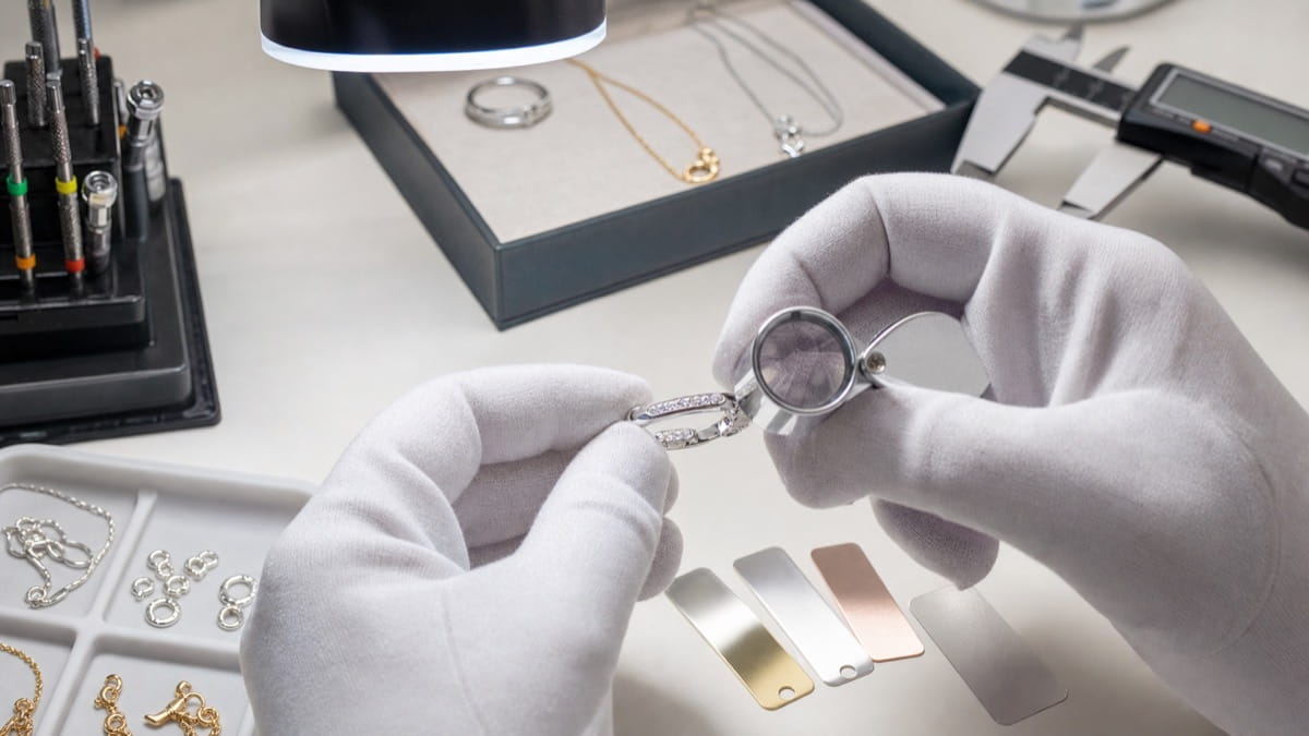 Jewelry sample quality control inspection before bulk production